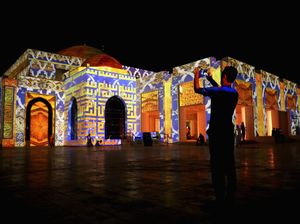 Terpukau Indahnya Ilusi Cahaya Masjid Aminah di UEA