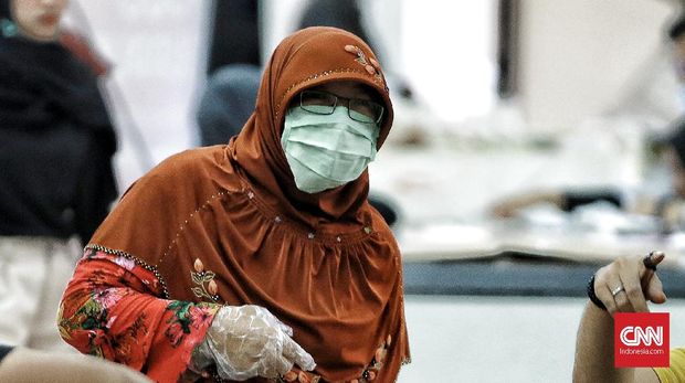 Pedagang melayani pengunjung yang hendak membeli kebutuhan pokok di Toko Tani Indonesia Center (TTIC) dan Toko Tani Indonesia (TTI), Ragunan, Selasa, Jakarta (05/05/2020). Pasar tani yang menggelar barang kebutuhan pokok bagi warga tersebut melayani penjualan online dengan aplikasi dan offline. Hal tersebut sebagai upaya meningkatkan akses pangan bagi masyarakat untuk mendapatkan pangan strategis seperti, beras, gula pasir, daging sapi, daging ayam, telur ayam, bawang merah, bawang putih, minyak goreng, cabai, sayur, dan buah dengan harga di bawah harga pasar dengan harapan dapat menstabilkan harga ditingkat eceran. CNN Indonesia/Andry Novelino