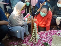 Istri Kedua Didi Kempot Bersimpuh di Pusara Sang Suami Usai Pemakaman