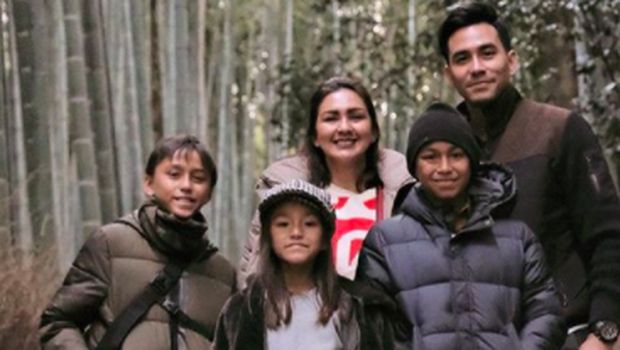 Donna Agnesia dan Darius Sinathrya, serta ketiga anak