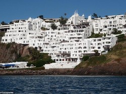 Hotel Cantik di Pinggir Tebing, Bangunnya Pakai Tangan, Butuh 36 Tahun!