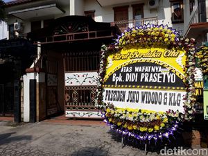 Karangan Bunga Sobat Ambyar hingga Jokowi Berjejer di Rumah Duka Didi Kempot