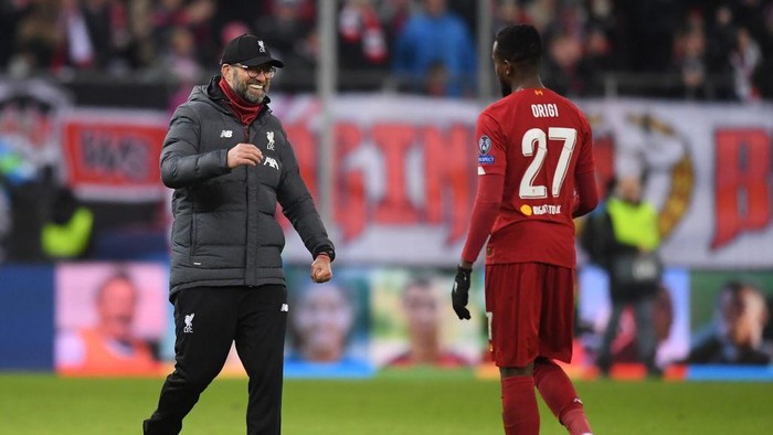 SALZBURG, AUSTRIA - DECEMBER 10: Jurgen Klopp, Manager of Liverpool and Divock Origi of Liverpool  embrace during the UEFA Champions League group E match between RB Salzburg and Liverpool FC at Red Bull Arena on December 10, 2019 in Salzburg, Austria. (Photo by Michael Regan/Getty Images)