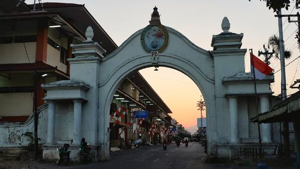 pasar tertua di kota solo, berisi pedagan kain dan pakaian. direnovasi ulang setelah terjadi kebakaran hebat yang menhancurkan bangunan pasar.