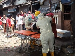 Tim COVID-19 Boyong Pria Tergeletak di Terminal Palabuhanratu