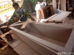 Pandemi Corona, Perajin Peti Jenazah di Sumedang Kebanjiran Orderan