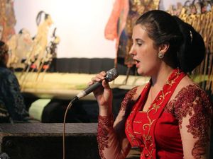 Video Pesinden Amerika Nyanyikan Lagu Sewu Kuto untuk Didi Kempot