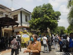 Simpati Warga Surakarta di Rumah Duka Didi Kempot Simpati Warga Surakarta di Rumah Duka Didi Kempot