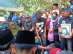 Jenazah Didi Kempot Dimakamkan, Istrinya Pingsan