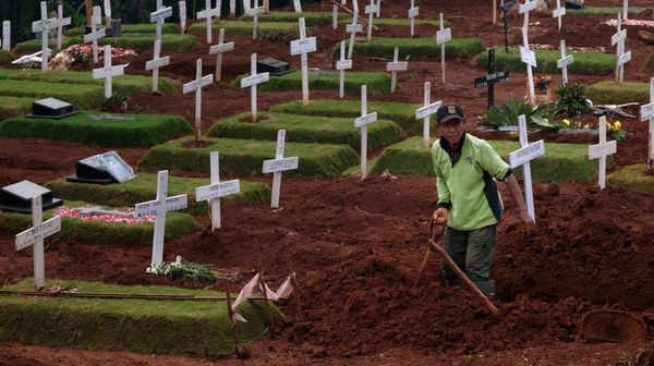 Potret Penggali Kubur untuk Jenazah Corona di Jakarta