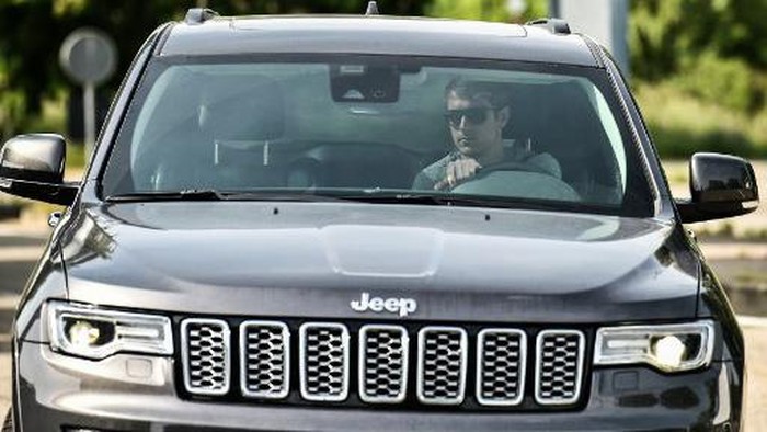Juventus' Welsh midfielder Aaron Ramsey arrives in his car at the Juventus' Continassa training ground in Turin on May 5, 2020, during the country's lockdown aimed at curbing the spread of the COVID-19 infection, caused by the novel coronavirus. - Juventus has recalled its 10 overseas players as Serie A clubs were given the green light to return to individual training on May 4, 2020. Players returning from abroad are to follow a health protocol and then begin training at Continassa. (Photo by Marco BERTORELLO / AFP)