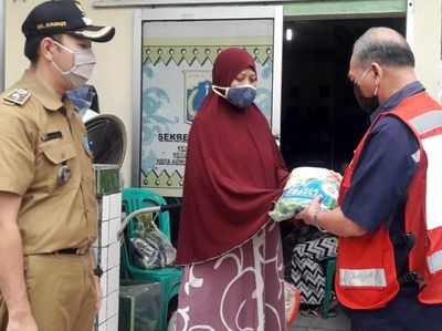 Ribuan Paket Sembako untuk Warga Terdampak COVID-19