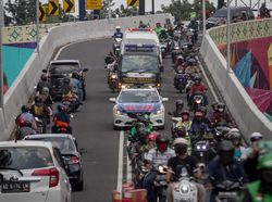 Potret Iring-iringan Ambulans Jenazah Didi Kempot Potret Iring-iringan Ambulans Jenazah Didi Kempot