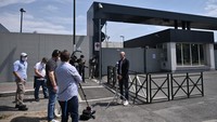Para wartawan yang menunggu di luar J-Medical. Sejauh ini, Pemerintah Italia baru mengizinkan latihan, dan belum ada ketetapan kapan Liga Italia bisa kembali digelar. Foto: Marco BERTORELLO / AFP