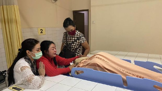 Tangis Istri di samping jenazah Didi Kempot
