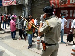 Lockdown Dilonggarkan, Polisi Pukuli Warga India yang Antre Beli Miras