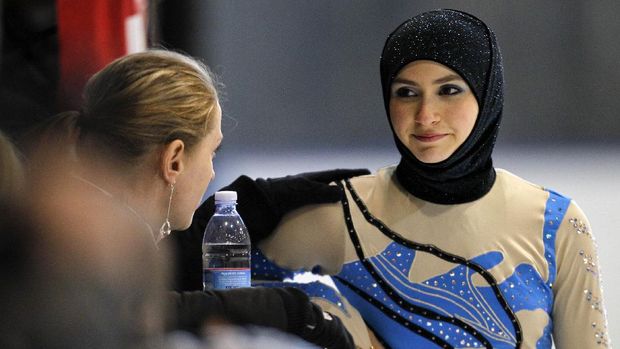 Zahra Lari atlet seluncur indah pertama yang menggunakan hijab. (Andrea Solero / AFP)