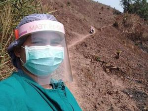 Perjuangan Dokter Wanita Pakai APD Daki Gunung Demi Periksa Pasien Sakit