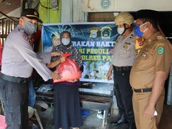 Polisi Beri Sembako ke Warga Terdampak Corona di Palopo yang Tak Dapat Bansos