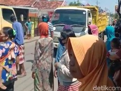 Emak-emak Ini Blokir Puluhan Truk Minta Kompensasi Karena Jalan Berdebu