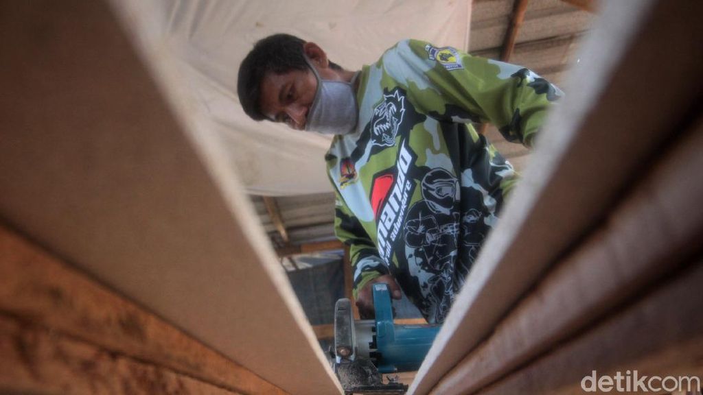 Perajin Peti Jenazah di Sumedang Kebanjiran Order Perajin Peti Jenazah di Sumedang Kebanjiran Order