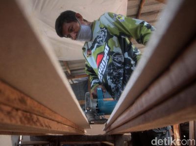 Perajin Peti Jenazah di Sumedang Kebanjiran Order