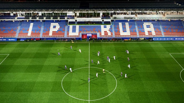 EIBAR, SPAIN - MARCH 10: A general view inside the empty stadium as fans cannot attend the match due to the medical emergency Covid-19 (Coronavirus) during the Liga match between SD Eibar SAD and Real Sociedad at Ipurua Municipal Stadium on March 10, 2020 in Eibar, Spain. (Photo by Juan Manuel Serrano Arce/Getty Images)