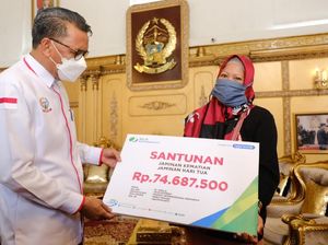 Gubernur Sulsel Serahkan 1.200 Paket Sembako ke Serikat Pekerja