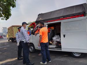 Petugas Pergoki Mobil Pengiriman Barang Angkut Pemudik di GT Kopo Petugas Pergoki Mobil Pengiriman Barang Angkut Pemudik di GT Kopo