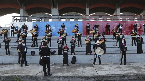 Musisi Mariachi Ekuador Tampil Musicians from Mariachi groups perform during an event to ask authorities to allow them to work this upcoming Mother's Day in Quito, Ecuador, Tuesday, May 5, 2020. The government ordered in mid-March a national lockdown that includes restrictions on traffic and pedestrian movement to curb the spread of the new coronavirus. (AP Photo / Dolores Ochoa)
