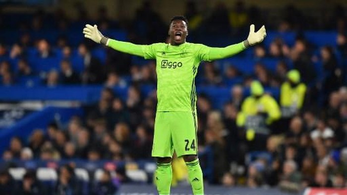 Ajaxs Cameroon goalkeeper Andre Onana celebrates after they score their third goal during the UEFA Champions League Group H football match between Chelsea and Ajax at Stamford Bridge in London on November 5, 2019. (Photo by Glyn KIRK / AFP)