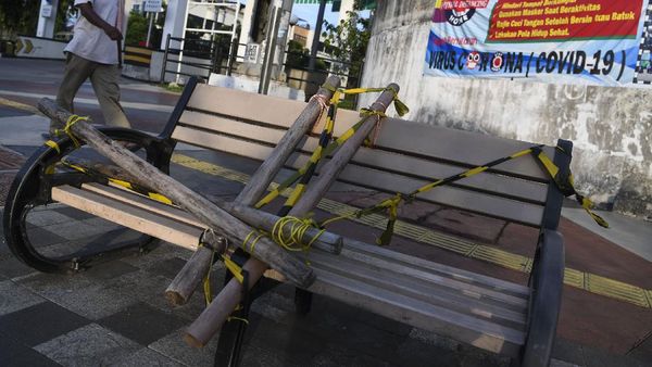 Bangku Trotoar di Rawamangun Disegel Pakai Bambu