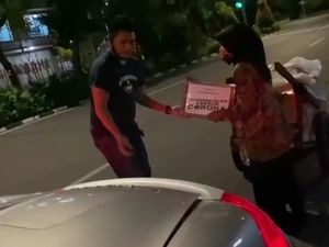 Naik Porsche, Crazy Rich Surabaya Ini Bagi-bagi Kardus Mi Instan Isi Uang