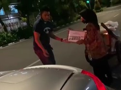 Naik Porsche, Crazy Rich Surabaya Ini Bagi-bagi Kardus Mi Instan Isi Uang