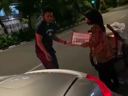 Bagikan Mi Instan Isi Uang, Crazy Rich Surabaya Sindir Prank Sembako Isi Sampah