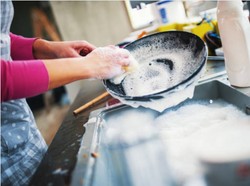 Bersihkan Alat Dapur Jadi Mudah dengan 5 Bahan Makanan Ini