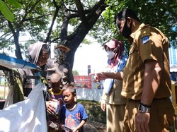 OPD Pemprov Sulsel Bagikan Sembako ke Tukang Becak & Anak Jalanan