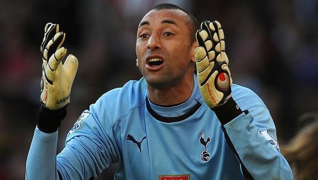 MANCHESTER, UNITED KINGDOM - APRIL 25:  Heurelho Gomes of Tottenham Hotspur protests after Manchester United were awarded a penalty during the Barclays Premier League match between Manchester United and Tottenham Hotspur at Old Trafford on April 25, 2009 in Manchester, England. (Photo by Shaun Botterill/Getty Images)