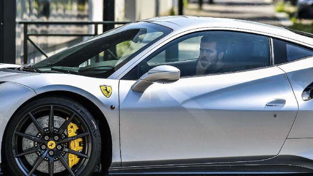 Juventus' Bosnian midfielder Miralem Pjanic arrives in his car at the Juventus' Continassa training ground in Turin on May 5, 2020, during the country's lockdown aimed at curbing the spread of the COVID-19 infection, caused by the novel coronavirus. - Juventus has recalled its 10 overseas players as Serie A clubs were given the green light to return to individual training on May 4, 2020. Players returning from abroad are to follow a health protocol and then begin training at Continassa. (Photo by Marco BERTORELLO / AFP)