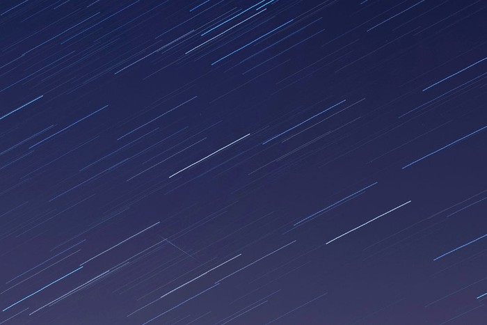 Keindahan Hujan Meteor dalam Bingkai Kamera Beberapa bulan terakhir ini bumi terus dihujani oleh partikel asteroid dari luar angkasa. Setidaknya ada fenomena alam yang indah untuk dinikmati seperti hujan meteor Lyrids dan Eta Aquarids.
Lembaga Penerbangan dan Antariksa Nasional (LAPAN) membagikan kalender astronomi yang akan terjadi pada bulan Mei ini. Salah satunya adalah fenomena alam hujan meteor Eta Aquarids yang terjadi tadi malam dan beberapa hari kedepan.