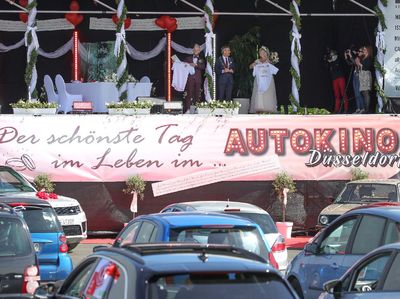 Unik! Resepsi Pernikahan di Jerman Digelar Via Drive In