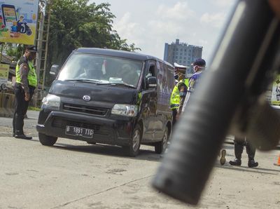 Persempit Gerak Pemudik, Petugas Razia di Tol Cikampek