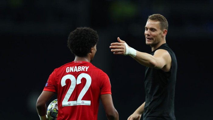 LONDON, ENGLAND - OCTOBER 01: Serge Gnabry of Bayern Munich is greeted by captain Manuel Neuer as he walks off with the match ball after scoring a hat-trick during the UEFA Champions League group B match between Tottenham Hotspur and Bayern Muenchen at Tottenham Hotspur Stadium on October 01, 2019 in London, United Kingdom. (Photo by Catherine Ivill/Getty Images)