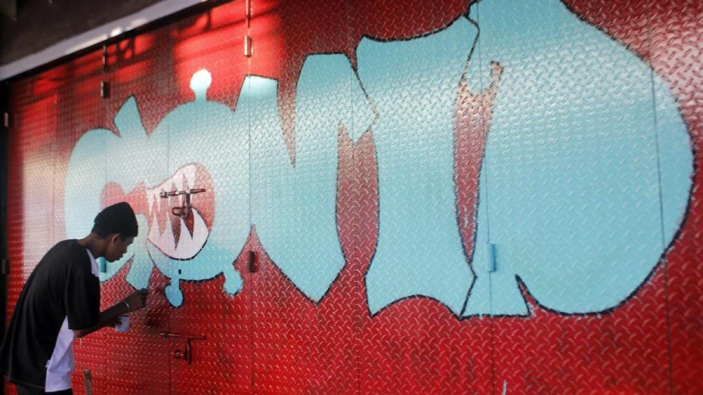 Pintu Pertokoan yang Tutup Ini jadi Media Seni Mural Pintu Pertokoan yang Tutup Ini jadi Media Seni Mural