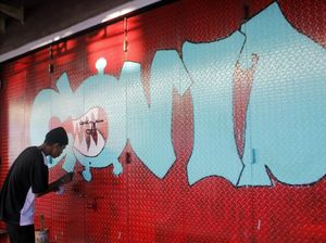 Pintu Pertokoan yang Tutup Ini jadi Media Seni Mural