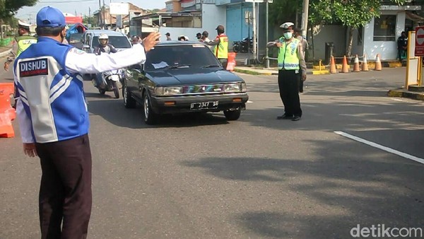 Puluhan kendaraan di Pantura diminta putar balik dalam penerapan PSBB hari pertama