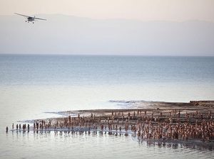 Penampakan Lubang-lubang Raksasa Bermunculan di Tepi Laut Mati
