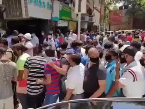 Video Warga India Antre Beli Miras Usai Lockdown Diperlonggar