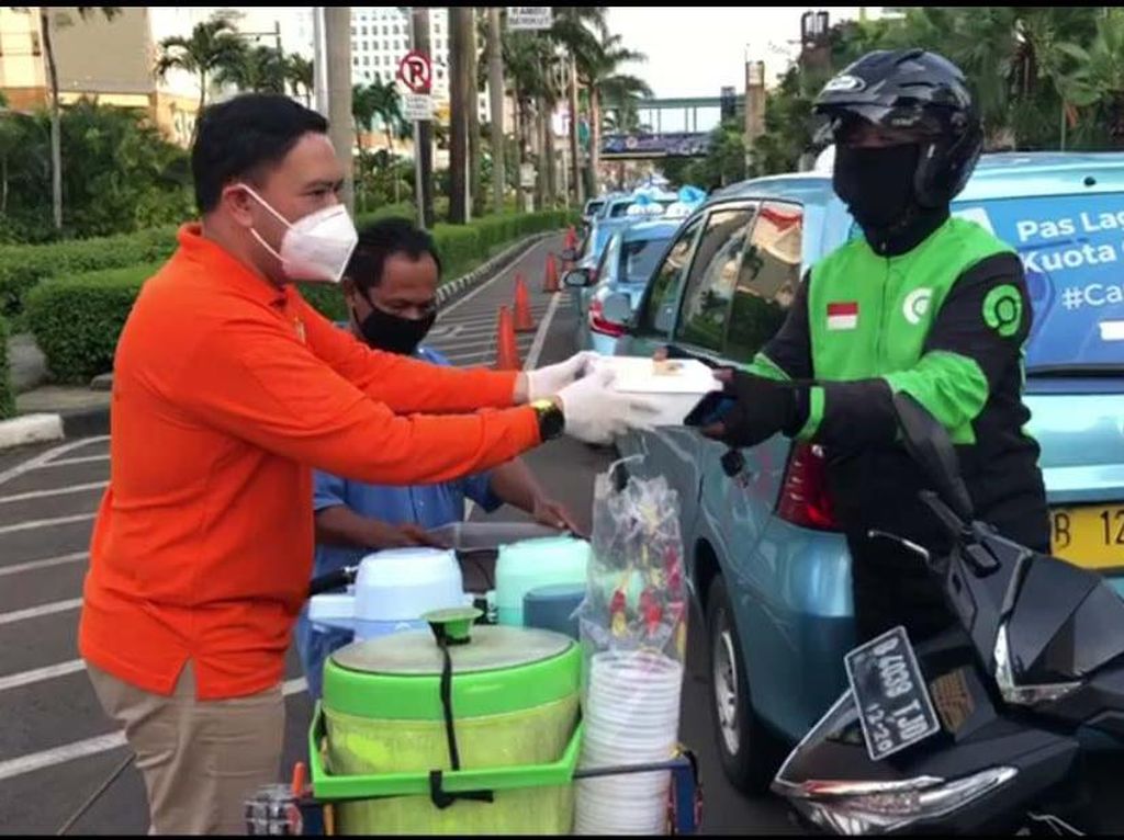 Makanan Berbuka Puasa untuk Pekerja Harian Makanan Berbuka Puasa untuk Pekerja Harian