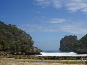 Kangen Malang? Nih Coba Lihat Cantiknya Pantai Batu Bengkung